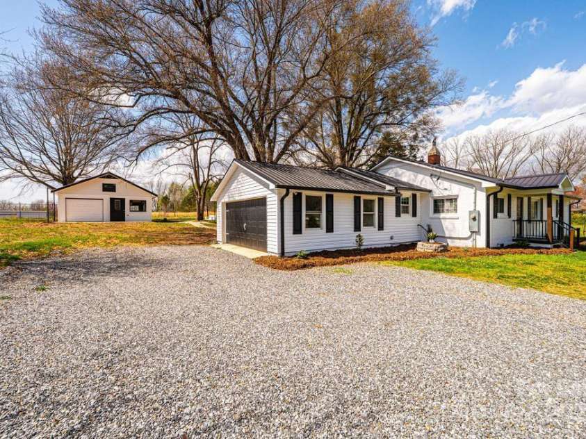 1993 Moss Farm Road, Hickory, NC 28602.  MLS# CAR4235327, YatesRealty ID 3013. 