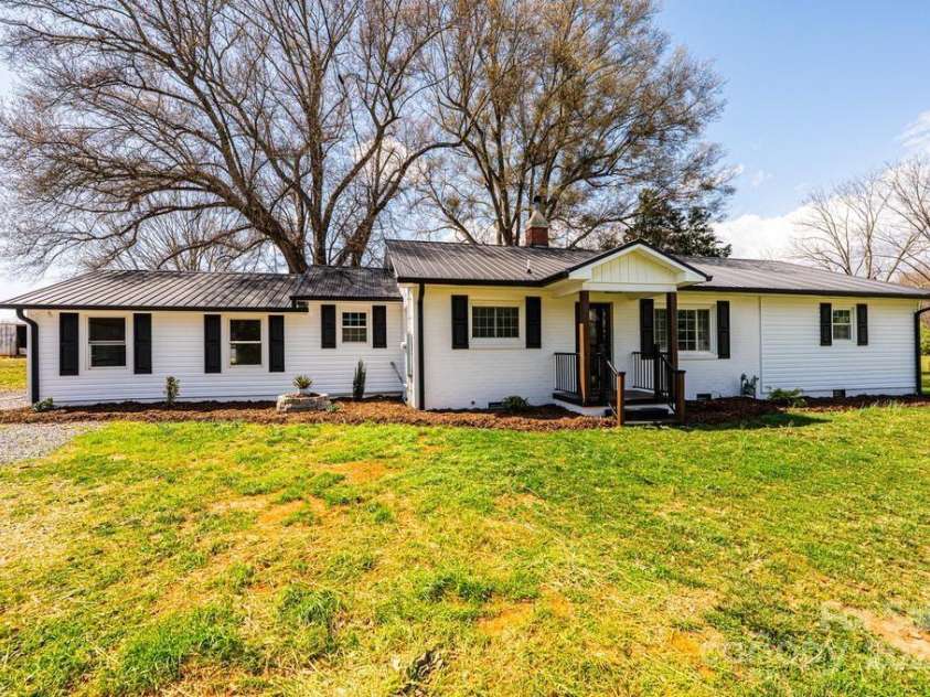 1993 Moss Farm Road, Hickory, NC 28602.  MLS# CAR4235327, YatesRealty ID 3013. 