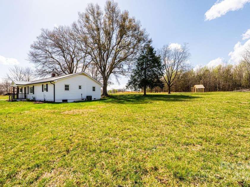 1993 Moss Farm Road, Hickory, NC 28602.  MLS# CAR4235327, YatesRealty ID 3013. 