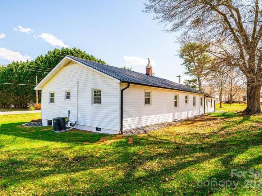 1993 Moss Farm Road, Hickory, NC 28602.  MLS# CAR4235327, YatesRealty ID 3013. 