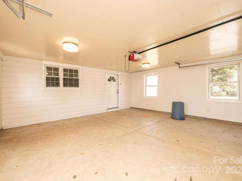 1993 Moss Farm Road, Hickory, NC 28602.  MLS# CAR4332488, YatesRealty ID 3013. 2 car detached garage 