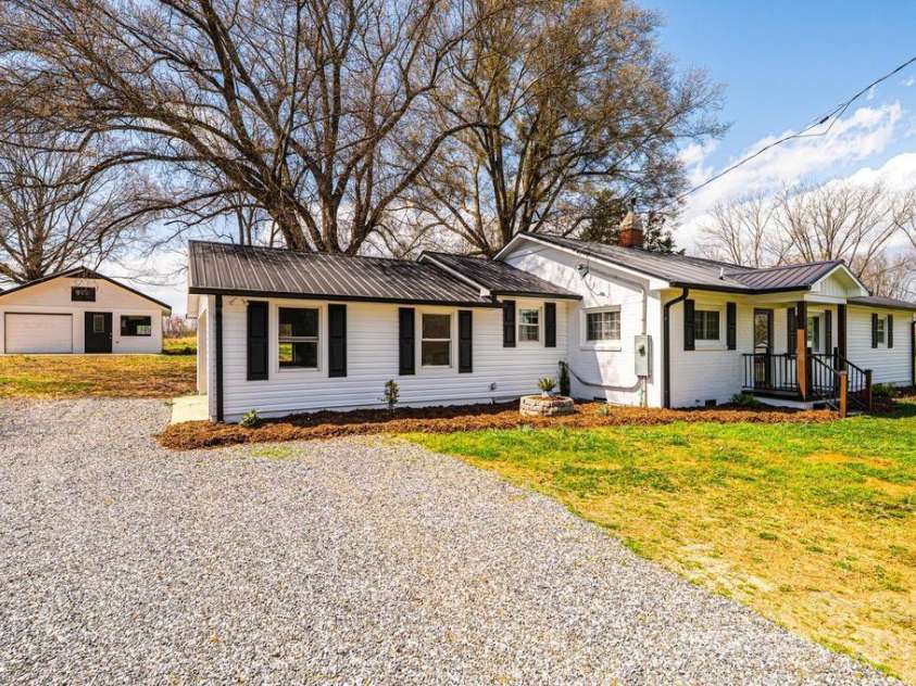 1993 Moss Farm Road, Hickory, NC 28602.  MLS# CAR4332488, YatesRealty ID 3013. 