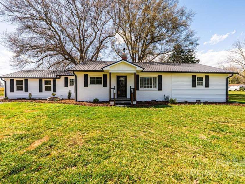 1993 Moss Farm Road, Hickory, NC 28602.  MLS# CAR4332488, YatesRealty ID 3013. 