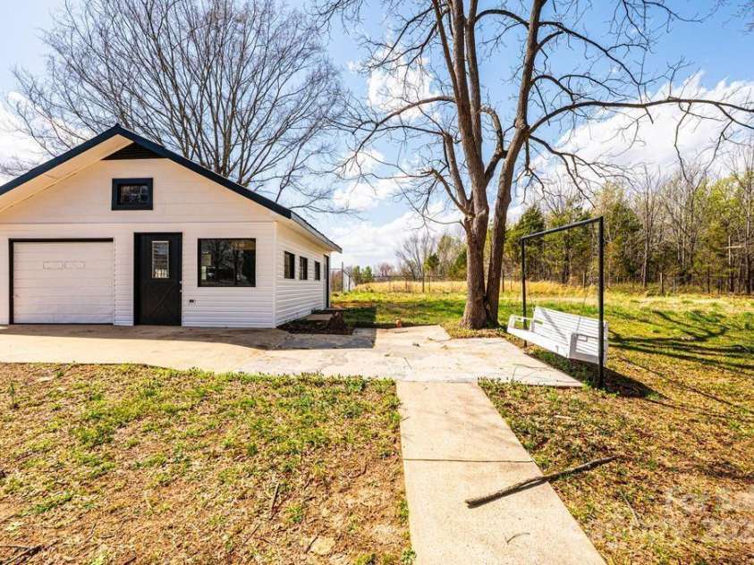 1993 Moss Farm Road, Hickory, NC 28602.  MLS# CAR4332488, YatesRealty ID 3013. Detached Garage/shop 