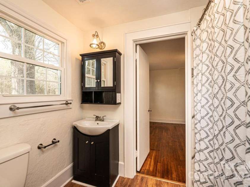 1993 Moss Farm Road, Hickory, NC 28602.  MLS# CAR4332488, YatesRealty ID 3013. Jack and Jill Bathroom 