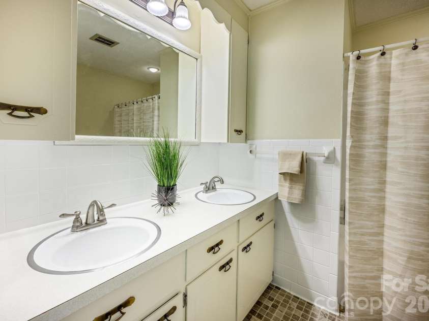 112 Persimmon Circle, Statesville, NC 28625.  MLS# CAR4381018, YatesRealty ID 30133. 