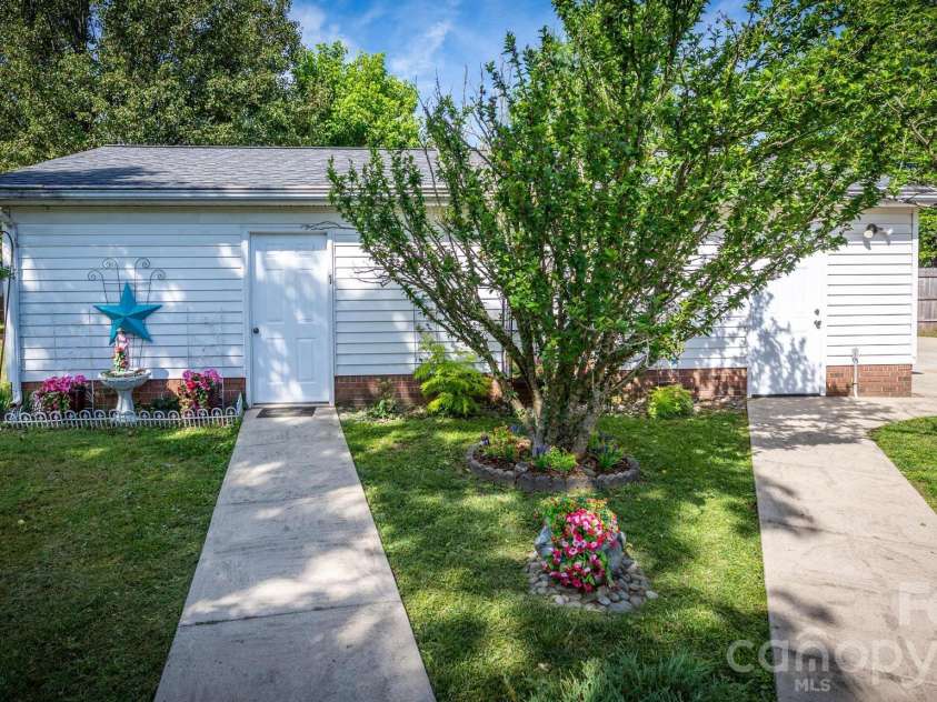 112 Persimmon Circle, Statesville, NC 28625.  MLS# CAR4381018, YatesRealty ID 30133. 