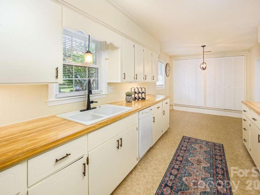 112 Persimmon Circle, Statesville, NC 28625.  MLS# CAR4381018, YatesRealty ID 30133. Bright and airy