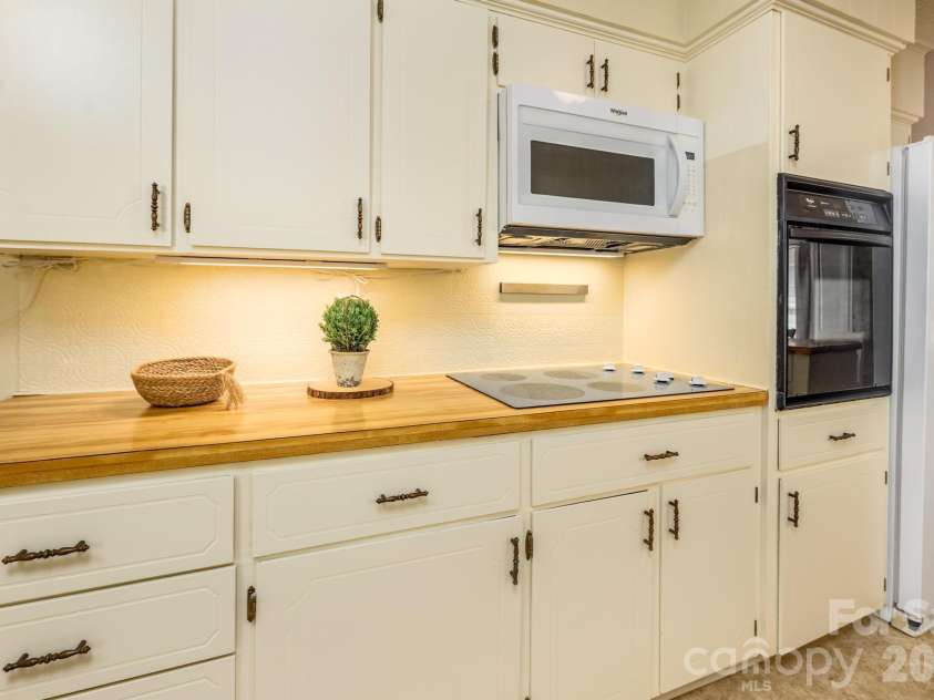 112 Persimmon Circle, Statesville, NC 28625.  MLS# CAR4381018, YatesRealty ID 30133. Large kitchen