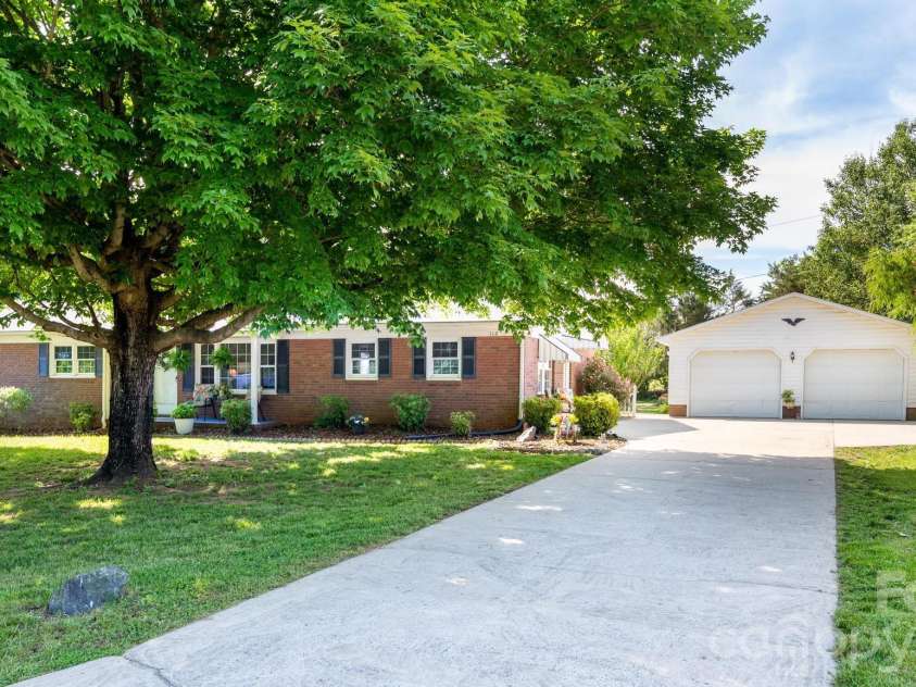 112 Persimmon Circle, Statesville, NC 28625.  MLS# CAR4381018, YatesRealty ID 30133. Spacious brick home