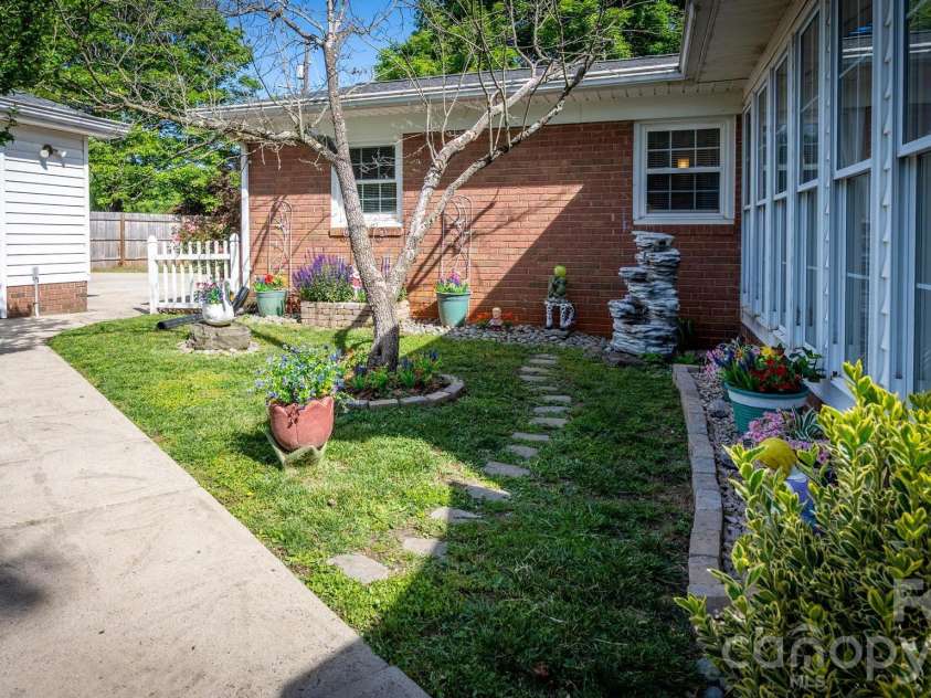 112 Persimmon Circle, Statesville, NC 28625.  MLS# CAR4381018, YatesRealty ID 30133. Water feature stays