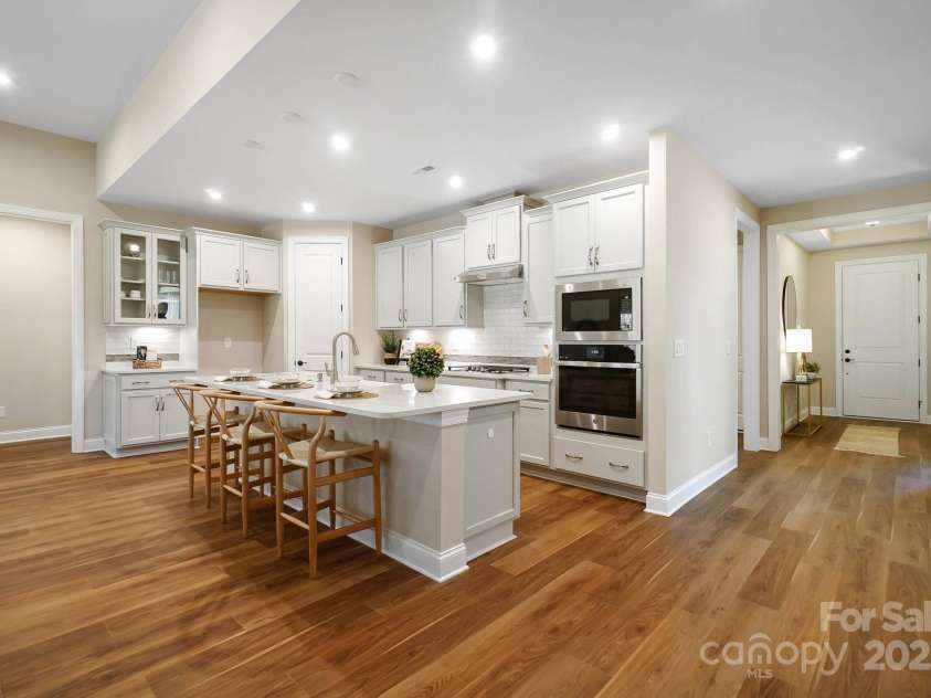 13101 Cozy Court, Charlotte, NC 28215.  MLS# CAR4232874, YatesRealty ID 30134. Gourmet Kitchen