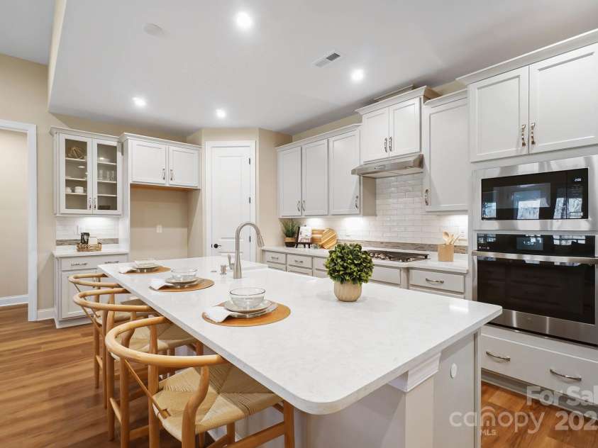 13101 Cozy Court, Charlotte, NC 28215.  MLS# CAR4232874, YatesRealty ID 30134. Gourmet Kitchen