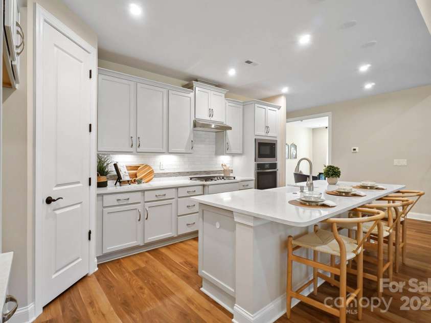 13101 Cozy Court, Charlotte, NC 28215.  MLS# CAR4232874, YatesRealty ID 30134. Gourmet Kitchen