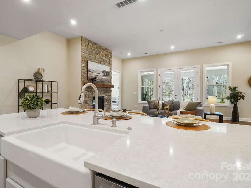 13101 Cozy Court, Charlotte, NC 28215.  MLS# CAR4232874, YatesRealty ID 30134. Gourmet Kitchen