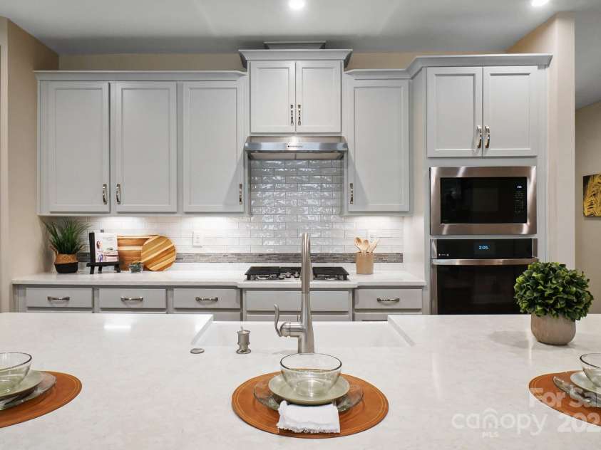 13101 Cozy Court, Charlotte, NC 28215.  MLS# CAR4232874, YatesRealty ID 30134. Gourmet Kitchen