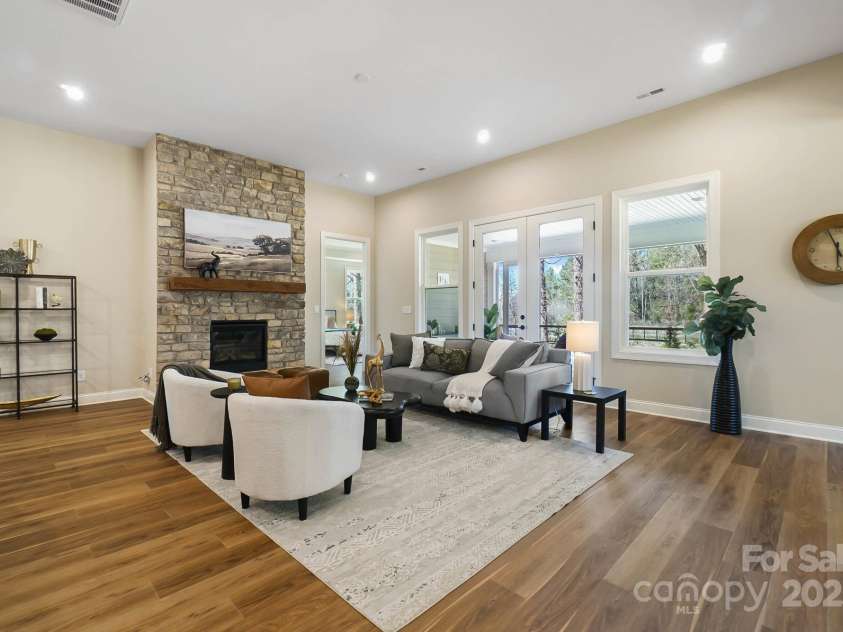 13101 Cozy Court, Charlotte, NC 28215.  MLS# CAR4232874, YatesRealty ID 30134. Living Room