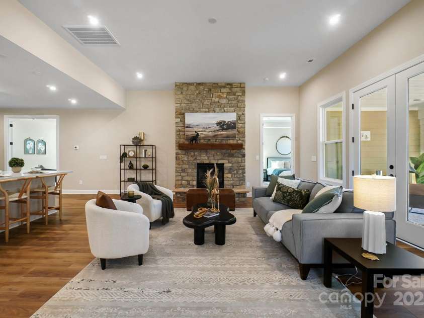13101 Cozy Court, Charlotte, NC 28215.  MLS# CAR4232874, YatesRealty ID 30134. Living Room