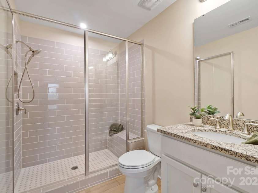 13101 Cozy Court, Charlotte, NC 28215.  MLS# CAR4232874, YatesRealty ID 30134. Upstairs Full Bathroom