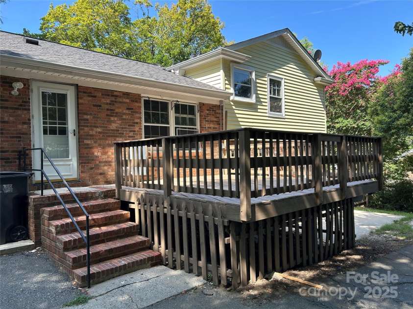 1601 Bonnie Lane, Charlotte, NC 28213.  MLS# CAR4284192, YatesRealty ID 30138. 