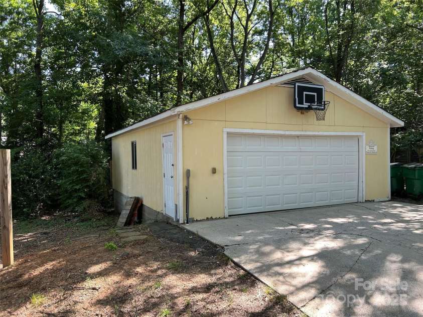 1601 Bonnie Lane, Charlotte, NC 28213.  MLS# CAR4284192, YatesRealty ID 30138. 