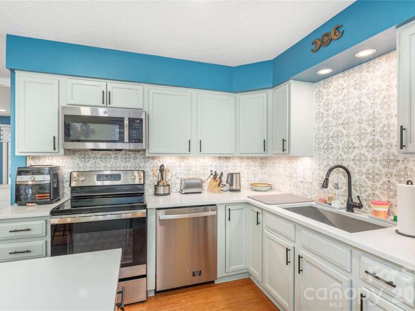 330 Woody Lane, Asheville, NC 28804.  MLS# CAR4354076, YatesRealty ID 30139. 