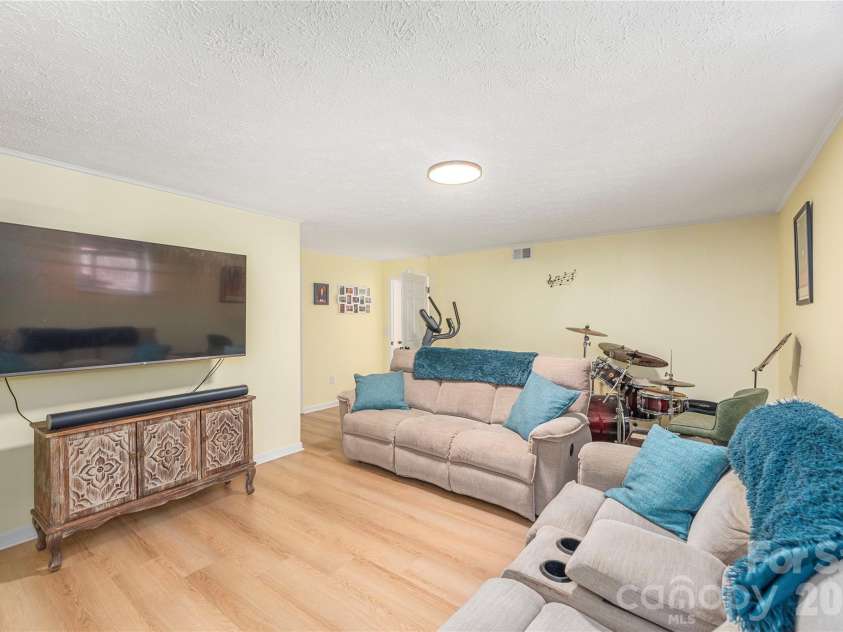 330 Woody Lane, Asheville, NC 28804.  MLS# CAR4354076, YatesRealty ID 30139. 