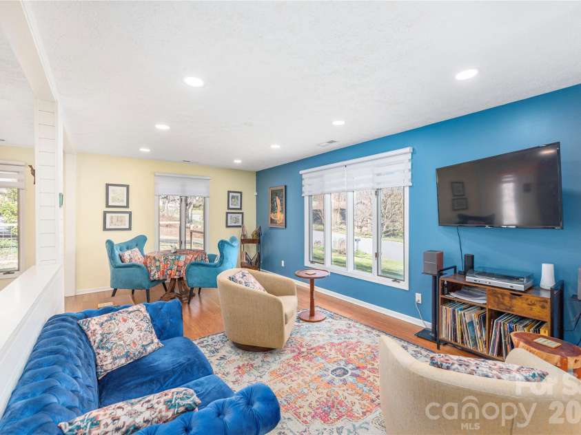 330 Woody Lane, Asheville, NC 28804.  MLS# CAR4354076, YatesRealty ID 30139. Ample natural light