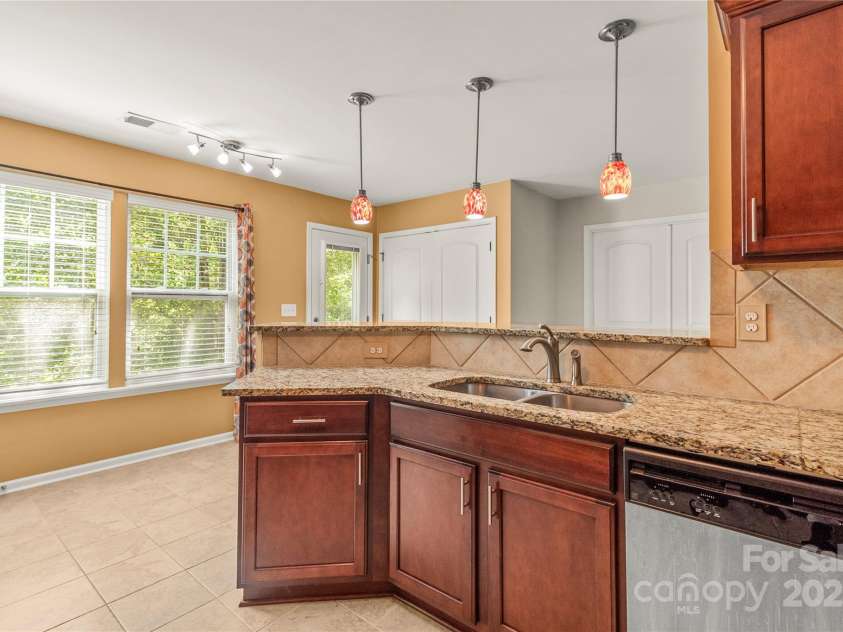 111 Tilton Drive, Mooresville, NC 28115.  MLS# CAR4254462, YatesRealty ID 30141. Eat-in kitchen with snack bar.