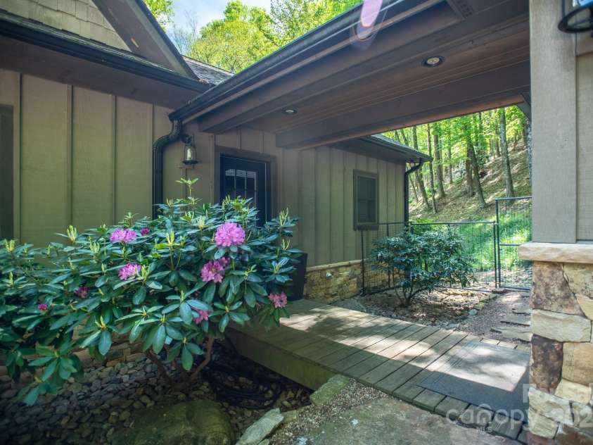 350 Celo Cove Drive, Burnsville, NC 28714.  MLS# CAR4257220, YatesRealty ID 30142. 