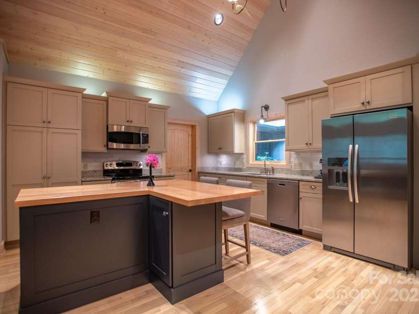 350 Celo Cove Drive, Burnsville, NC 28714.  MLS# CAR4257220, YatesRealty ID 30142. 