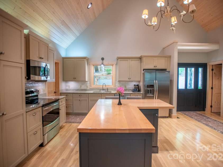350 Celo Cove Drive, Burnsville, NC 28714.  MLS# CAR4257220, YatesRealty ID 30142. 
