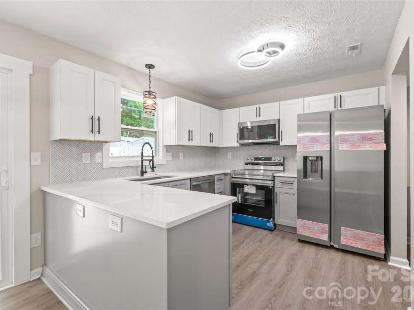 1221 Scaleybark Road, Charlotte, NC 28209.  MLS# CAR4392936, YatesRealty ID 30143. 