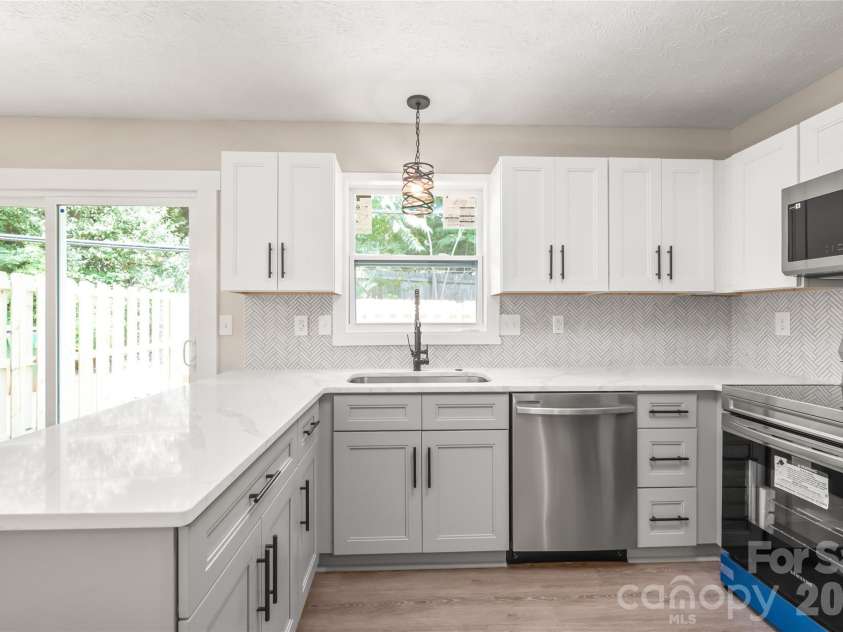 1221 Scaleybark Road, Charlotte, NC 28209.  MLS# CAR4392936, YatesRealty ID 30143. 