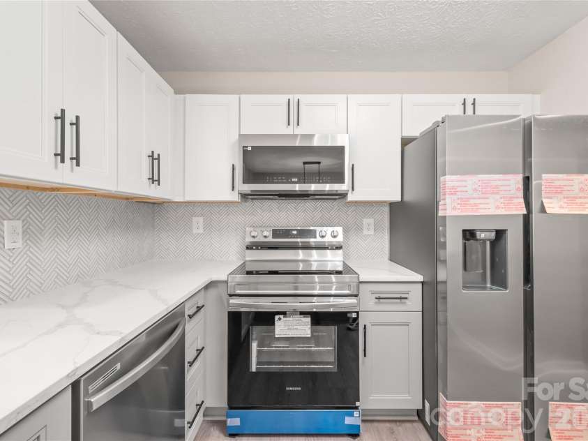 1221 Scaleybark Road, Charlotte, NC 28209.  MLS# CAR4392936, YatesRealty ID 30143. 