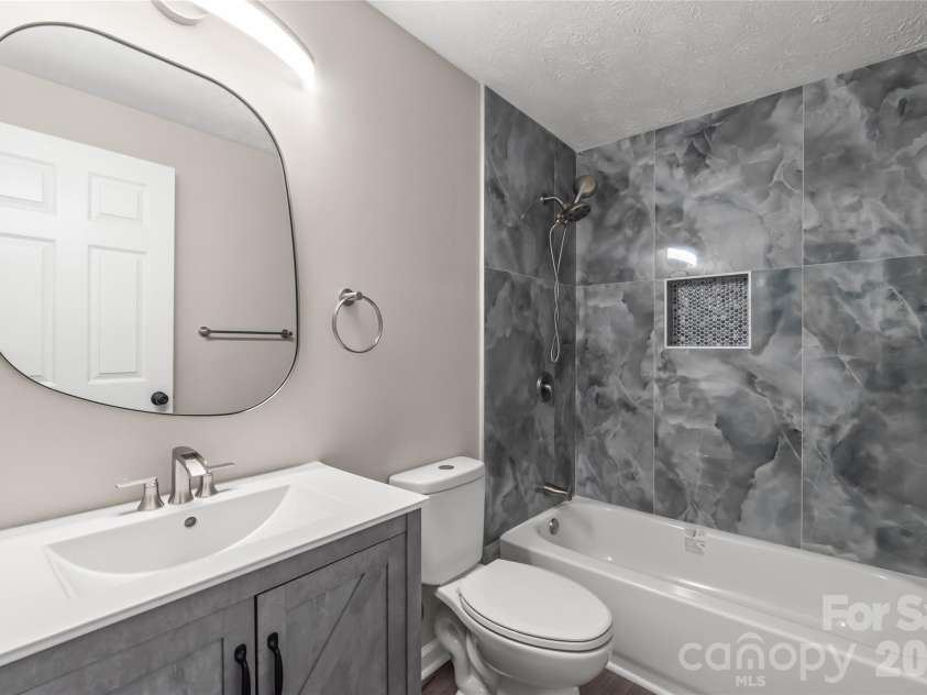 1221 Scaleybark Road, Charlotte, NC 28209.  MLS# CAR4392936, YatesRealty ID 30143. Hall Bath