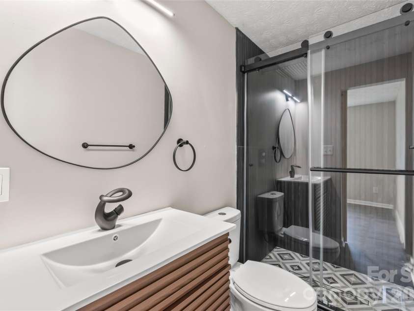 1221 Scaleybark Road, Charlotte, NC 28209.  MLS# CAR4392936, YatesRealty ID 30143. Master Bath