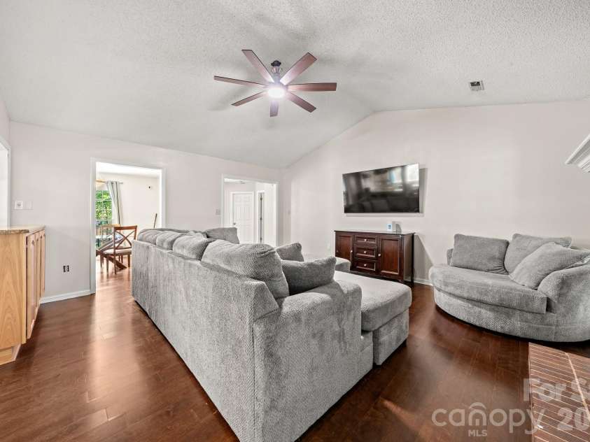 5200 Cressingham Court, Charlotte, NC 28227.  MLS# CAR4391631, YatesRealty ID 30147. 