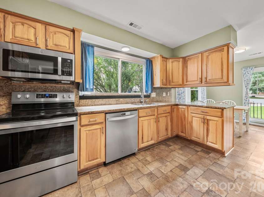 5200 Cressingham Court, Charlotte, NC 28227.  MLS# CAR4391631, YatesRealty ID 30147. 
