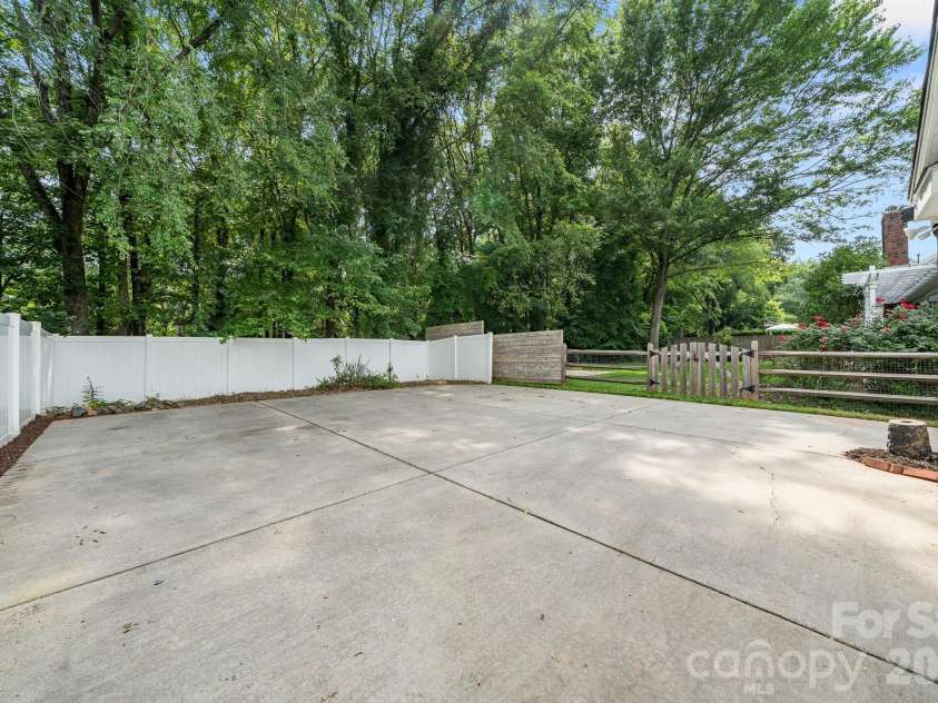 5200 Cressingham Court, Charlotte, NC 28227.  MLS# CAR4391631, YatesRealty ID 30147. 