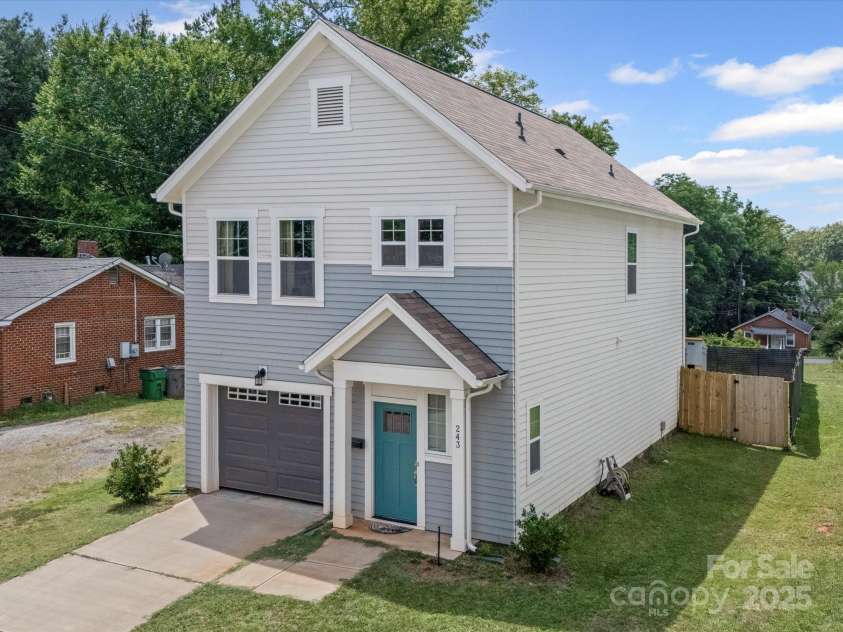 243 Skyland Avenue, Charlotte, NC 28205.  MLS# CAR4278163, YatesRealty ID 30148. 