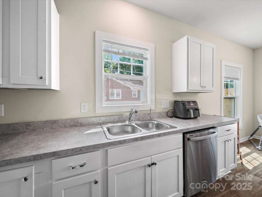 243 Skyland Avenue, Charlotte, NC 28205.  MLS# CAR4278163, YatesRealty ID 30148. 