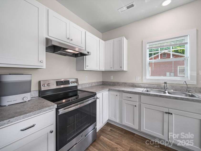 243 Skyland Avenue, Charlotte, NC 28205.  MLS# CAR4278163, YatesRealty ID 30148. 