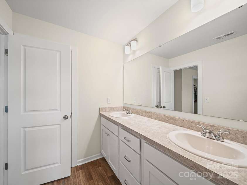 243 Skyland Avenue, Charlotte, NC 28205.  MLS# CAR4278163, YatesRealty ID 30148. 