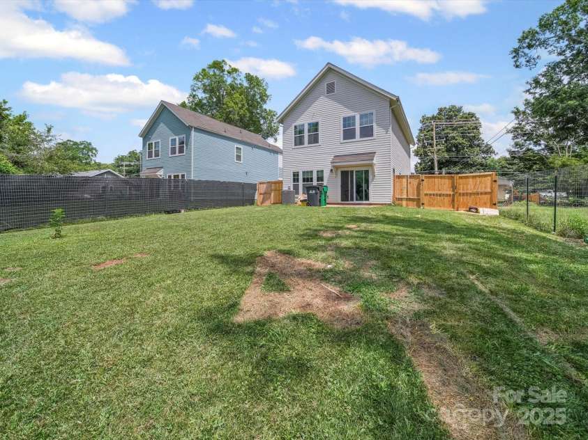 243 Skyland Avenue, Charlotte, NC 28205.  MLS# CAR4278163, YatesRealty ID 30148. 