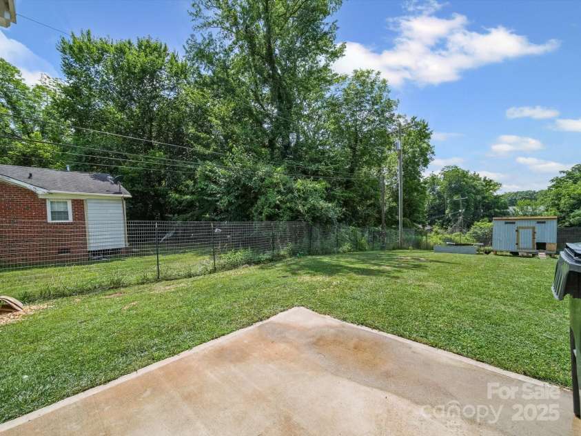 243 Skyland Avenue, Charlotte, NC 28205.  MLS# CAR4278163, YatesRealty ID 30148. 