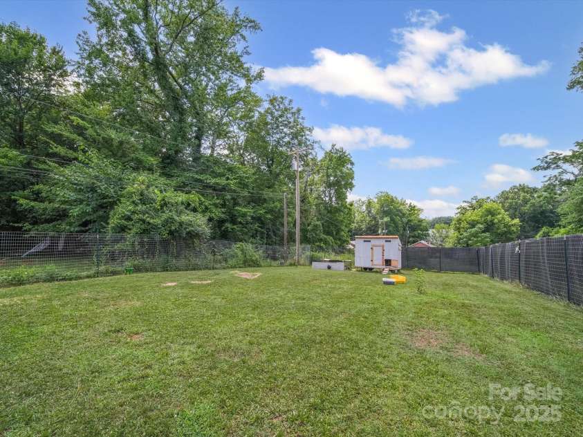 243 Skyland Avenue, Charlotte, NC 28205.  MLS# CAR4278163, YatesRealty ID 30148. Backyard