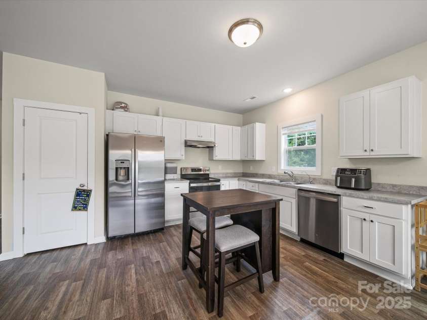 243 Skyland Avenue, Charlotte, NC 28205.  MLS# CAR4278163, YatesRealty ID 30148. Kitchen
