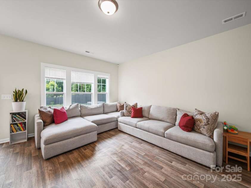 243 Skyland Avenue, Charlotte, NC 28205.  MLS# CAR4278163, YatesRealty ID 30148. Living Rom