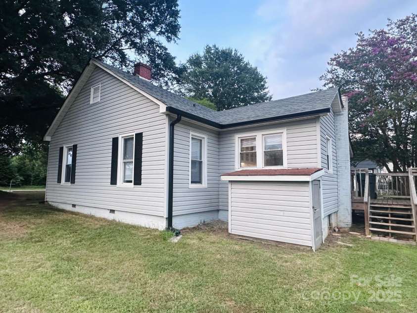 2212 16th Avenue, Hickory, NC 28601.  MLS# CAR4287253, YatesRealty ID 30151. 